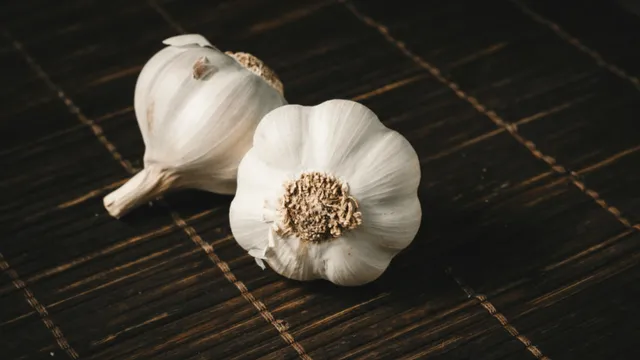 woman-shares-impressive-garlic-peeling-hack-desis-declare-it-a-fail-for-indian-garlic-viral-video